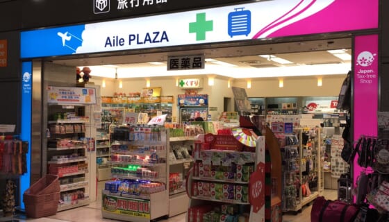空港内の旅行用品店