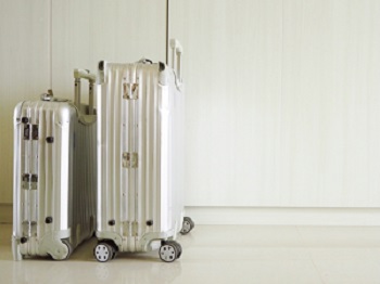 2台並ぶスーツケース
