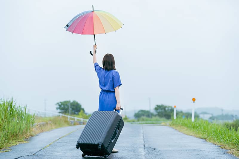 スーツケースと女性の写真