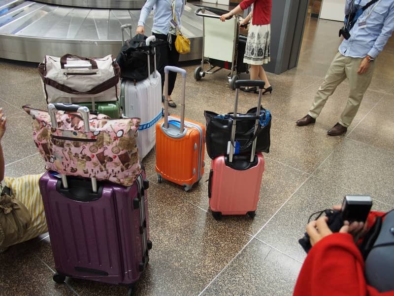 空港に集まるスーツケース