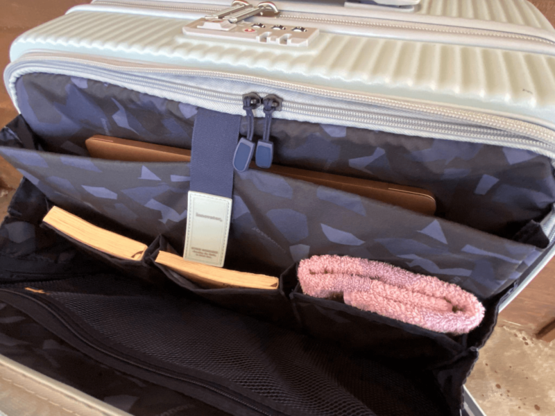 イノベーター フラジャイルのトップオープンポケットに収納した様子