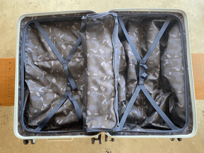 イノベーター フラジャイルの内装ファスナーを開けた様子