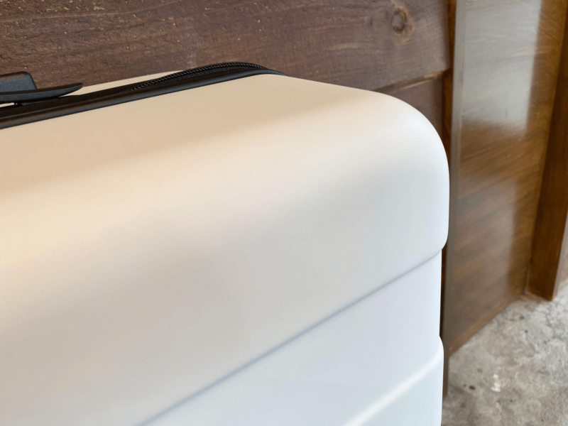 無印良品 バーを自由に調節できる ハードキャリーのマットな質感な外装