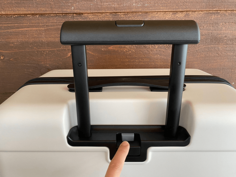 無印良品 バーを自由に調節できる ハードキャリーのキャスターロック