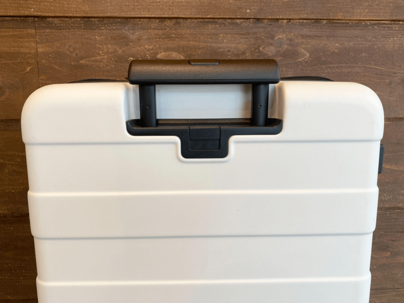 無印良品 バーを自由に調節できる ハードキャリーの伸縮ハンドル調整の様子(一番低い位置)