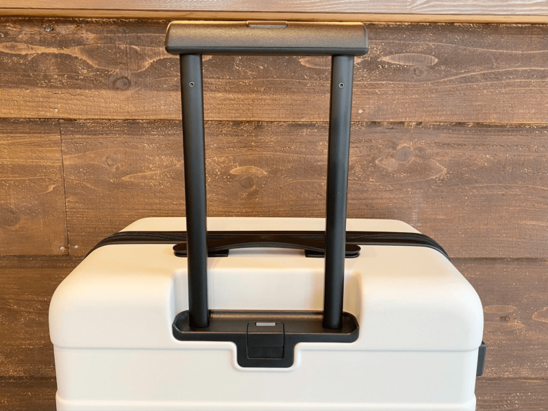 無印良品 バーを自由に調節できる ハードキャリーの伸縮ハンドル調整の様子(一番高い位置)