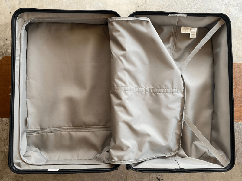 無印良品 バーを自由に調節できる ハードキャリーの内装ファスナーを開けた様子