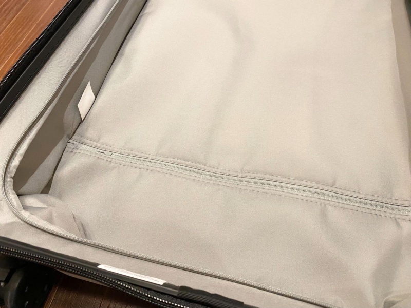 無印良品 バーを自由に調節できる ハードキャリーのリサイクル素材が使用された内装